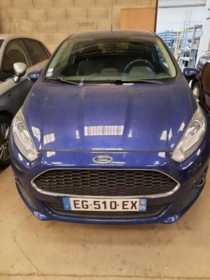 l'avant d'une Ford Fiesta bleue garée dans un garage