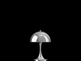 une image représentant une lampe de table argentée sur fond noir