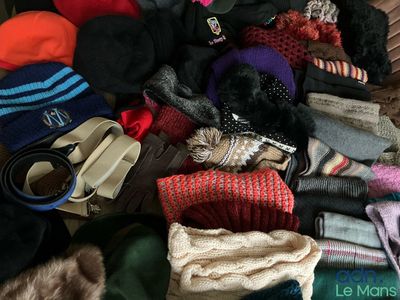 un tas de pulls et de bonnets par terre