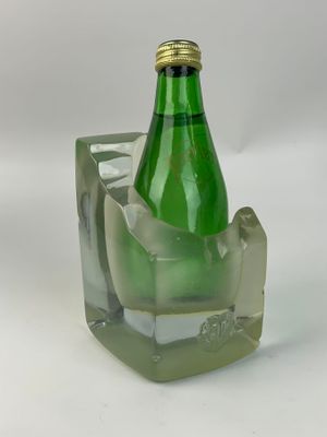 une bouteille en verre vert surmontée d'un bouchon doré