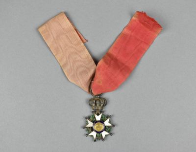 une image représentant une médaille ornée d'une étoile, suspendue à un ruban