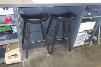 deux tabourets noirs placés devant un comptoir