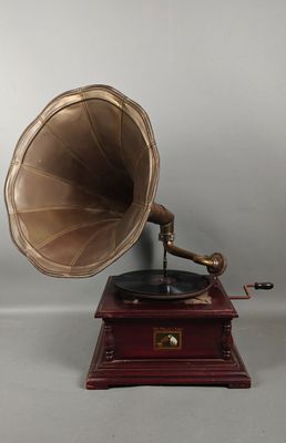 un vieux phonographe avec un socle et un boîtier en bois