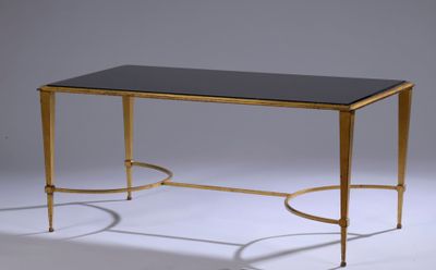 une photo d'une table basse noire et dorée avec un plateau en verre