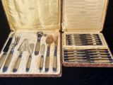 beaucoup d'argenterie dans un coffret sur une table