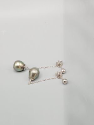 une paire de perles de Tahiti sur une chaîne en argent
