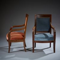 Deux fauteuils en acajou et placage d’acajou, les accotoirs … (photo 4)