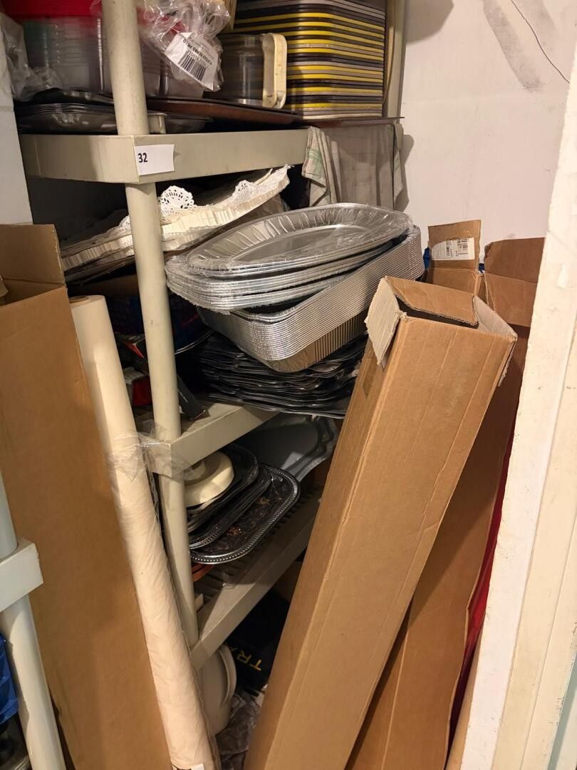 Contenu de l'étagère à savoir : plat à service en plastique,…