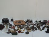 une table sur laquelle se trouvent de nombreux objets différents