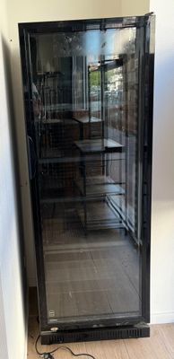 une photo d'une porte vitrée dans un coin d'une pièce