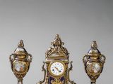 trois horloges anciennes posées sur une table