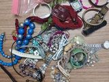 une pile de bijoux assortis sur une table