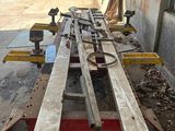 une photo d'une longue table sur laquelle sont posés tout un tas d'outils