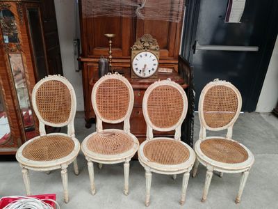 Plusieurs chaises sont alignées en rang devant une horloge
