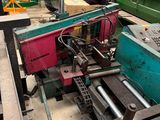 un homme qui travaille sur une machine dans une usine