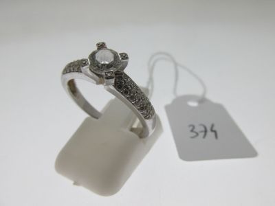 une bague sertie d'un diamant, avec son étiquette de prix