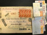 une vieille enveloppe couverte de timbres, posée sur une table