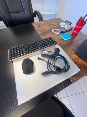 un bureau sur lequel se trouvent un clavier, une souris et un tapis de souris