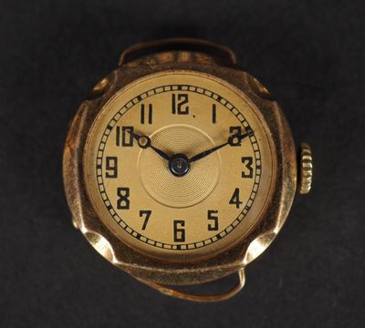 gros plan d'une montre sur une surface noire