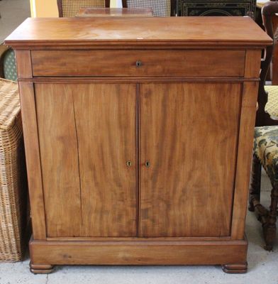 une armoire en bois surmontée d'un miroir