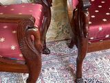 deux chaises placées l'une à côté de l'autre sur un tapis