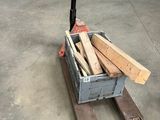 un chariot élévateur avec une palette chargée de bois