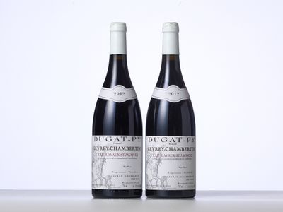 deux bouteilles de vin rouge posées l'une à côté de l'autre sur une table
