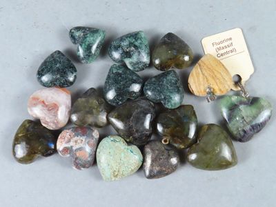 quelques très jolies roches et pierres accompagnées d'une étiquette, posées sur une table