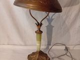 lampe de table en laiton plaqué, avec un abat-jour en verre vert et un cordon d'alimentation