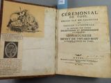 un livre ouvert sur lequel figure le dessin d'un homme à cheval