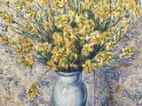 tableau représentant des fleurs jaunes dans un vase bleu posé sur une table