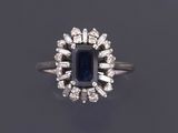 une bague à grappes de saphirs et de diamants