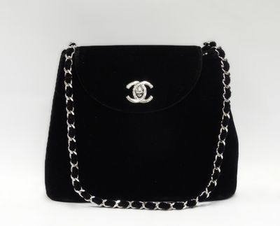 un sac à main noir muni d'une chaîne et d'un fermoir argenté
