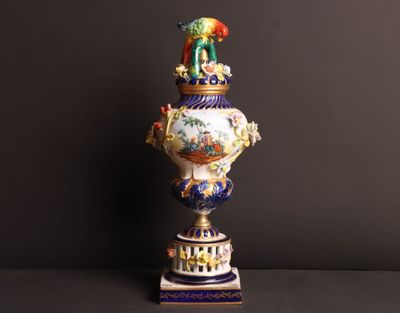 un vase surmonté d'un oiseau