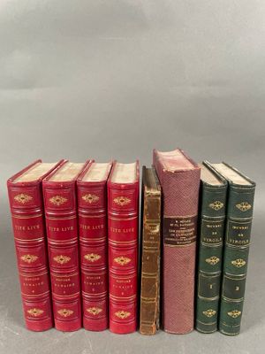 un lot de cinq livres posés les uns à côté des autres sur une table