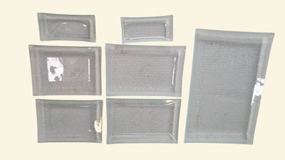 une photo d'un ensemble de six plateaux en verre accrochés au mur