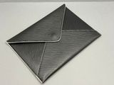 Pochette Louis Vuitton en cuir Epi noir avec finitions argentées