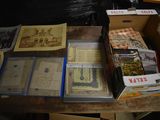 une boîte pleine de livres posée sur une table