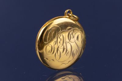 un cadenas en or orné d'un monogramme