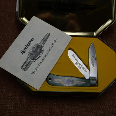 une petite boîte contenant un couteau et une carte