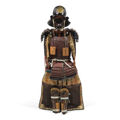 une image représentant une statue d'un samouraï assis sur un tabouret