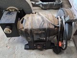 une machine posée par terre à côté de quelques outils