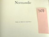 une photo d'un livre sur lequel est collé un autocollant rose