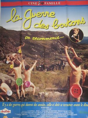 affiche de cinéma française représentant un groupe d'hommes nus jouant au frisbee dans un champ