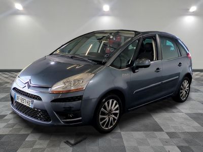 la citrole grise est garée dans le garage sur un sol en damier