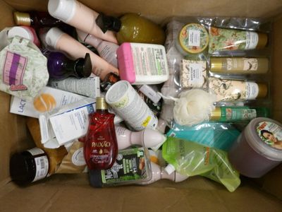 une boîte en carton remplie de différents types de produits de soin de la peau