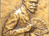 plaque en bronze représentant un homme tenant un pinceau et une palette