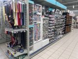de nombreux types de vêtements différents sur les rayons du magasin