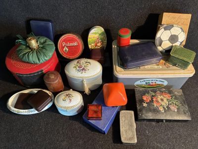 de nombreux objets différents posés sur une table