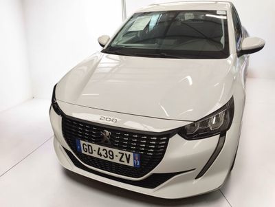 une voiture blanche garée dans une pièce blanche